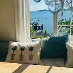 Pa Stranden, Stor Hage Og Egen Brygge