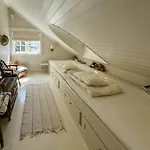 Pa Stranden, Stor Hage Og Egen Brygge