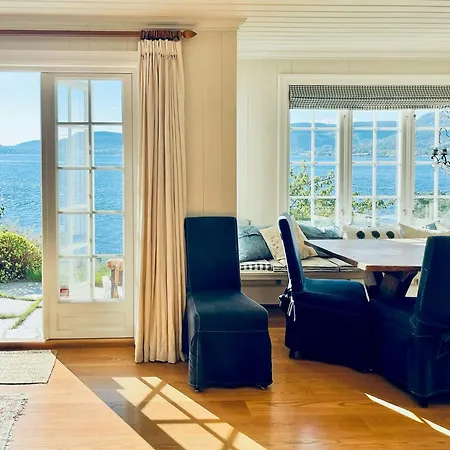 Pa Stranden, Stor Hage Og Egen Brygge