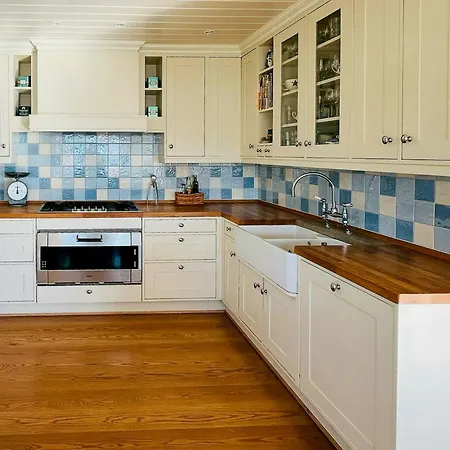 Vakantiehuis Pa Stranden, Stor Hage Og Egen Brygge *