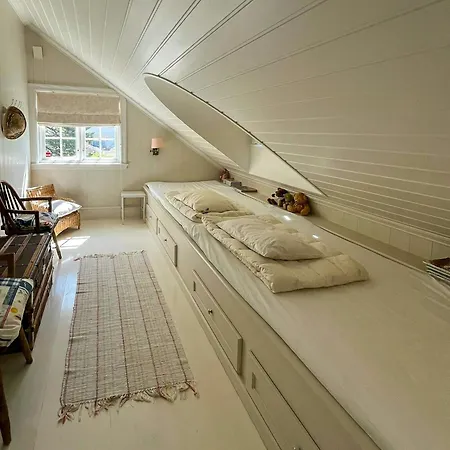 Pa Stranden, Stor Hage Og Egen Brygge