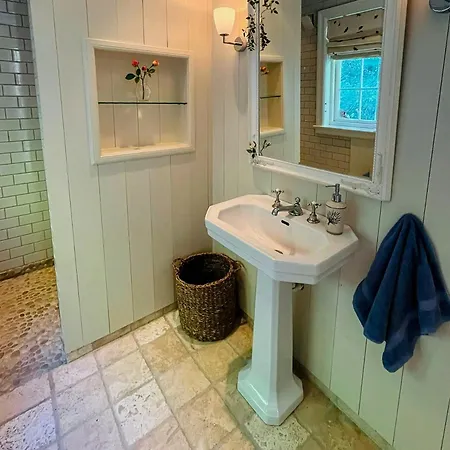 Pa Stranden, Stor Hage Og Egen Brygge Bogen (Akershus)