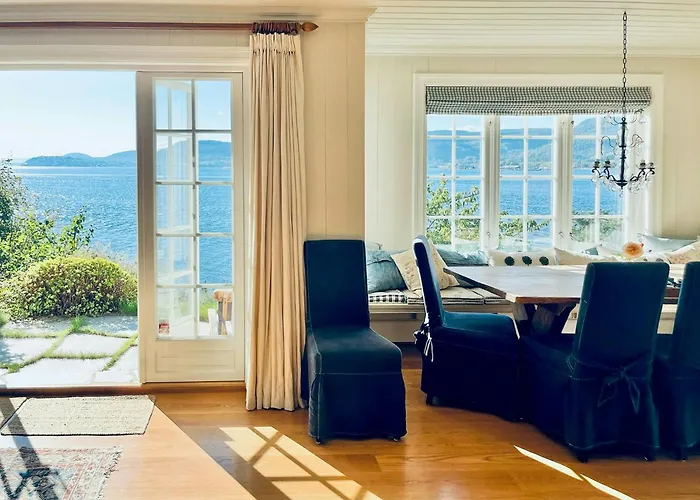 Pa Stranden, Stor Hage Og Egen Brygge