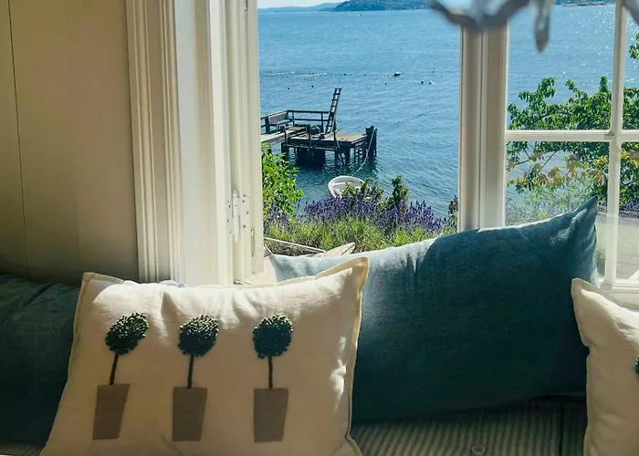 Pa Stranden, Stor Hage Og Egen Brygge