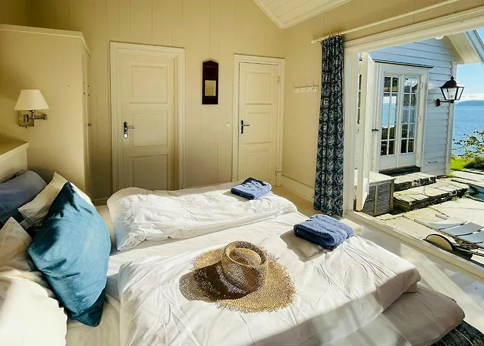 Pa Stranden, Stor Hage Og Egen Brygge Bogen (Akershus)