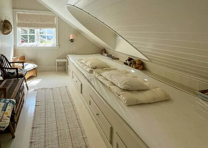 Pa Stranden, Stor Hage Og Egen Brygge