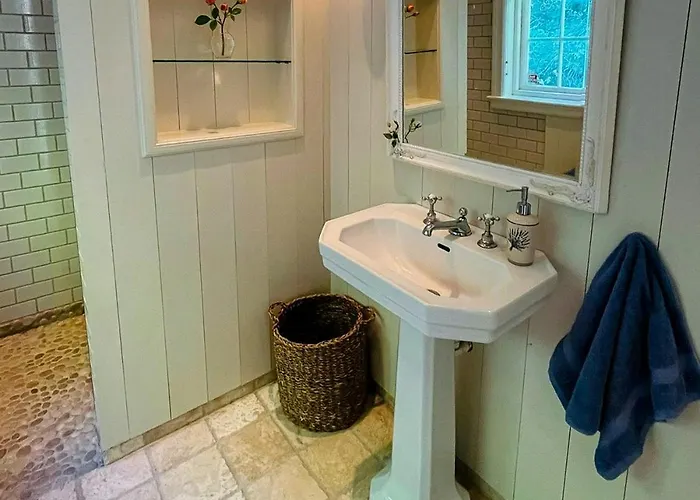 Pa Stranden, Stor Hage Og Egen Brygge Bogen (Akershus)