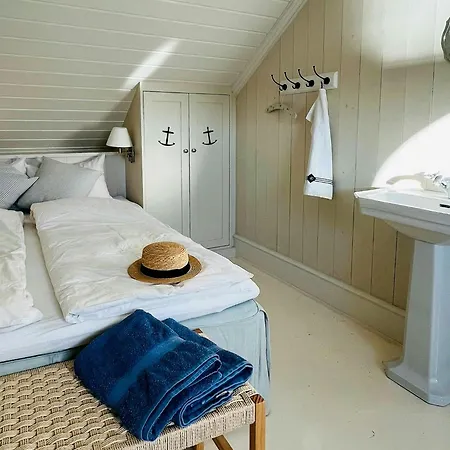 Pa Stranden, Stor Hage Og Egen Brygge Bogen (Akershus)