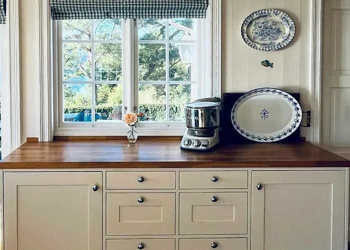 Pa Stranden, Stor Hage Og Egen Brygge Semesterbostad